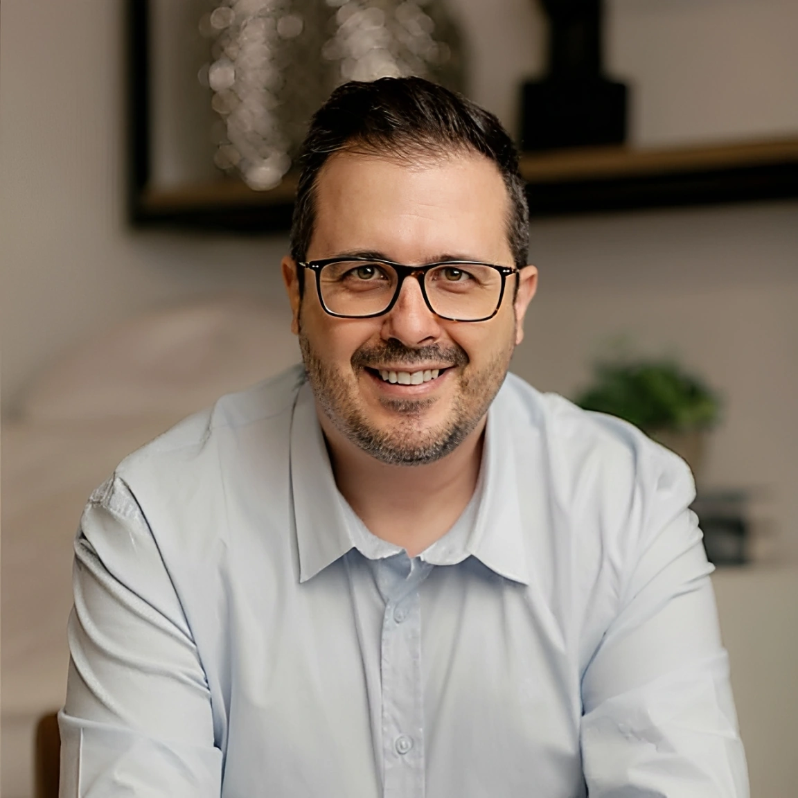 Retrato do Dr. Igor Copi, cirurgião plástico em São José do Rio Preto